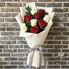 Букет красно-белые розы в Братовщине Букет цветов из: Розы в Братовщине
