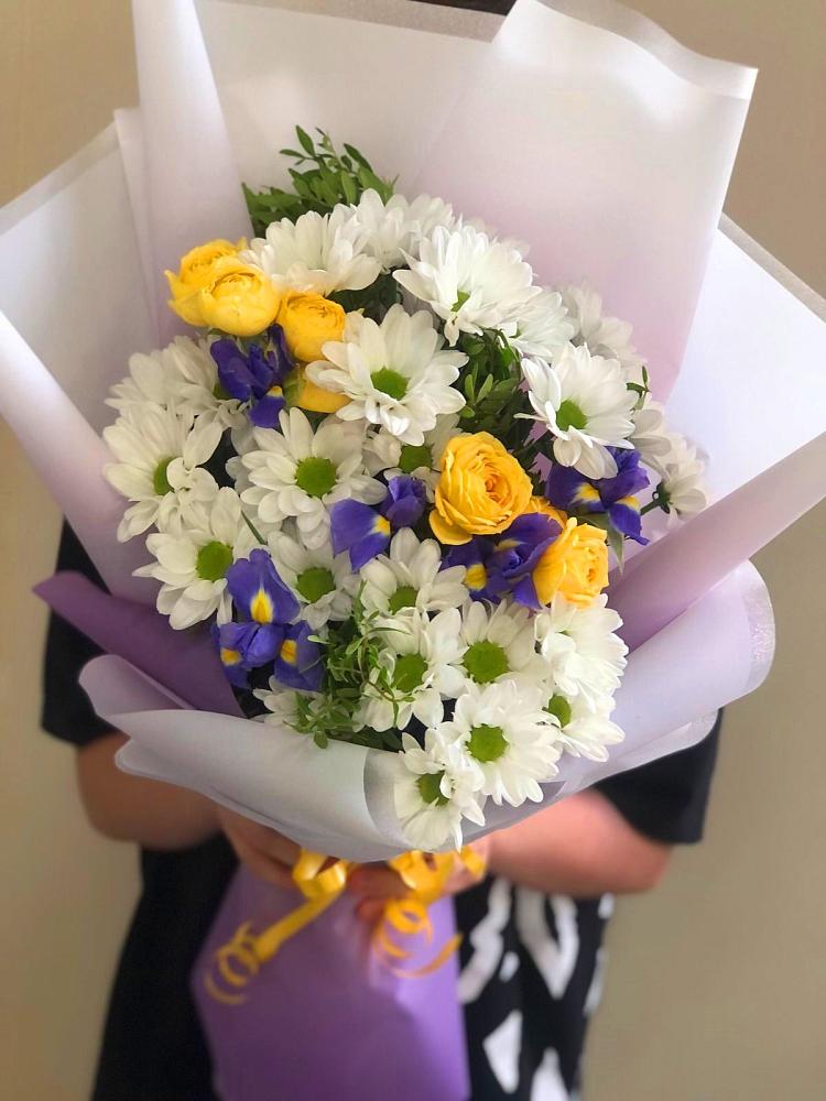 Букет цветов из: Ирисы, Хризантемы и Розы в Братовщине