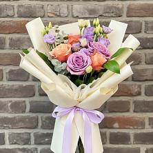 Букет цветочные ноты в Братовщине Букет цветов из: Лизиантусы и Розы в Братовщине